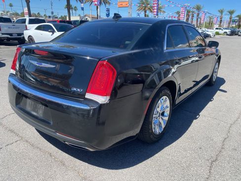 Used 2019 Chrysler 300 Touring RWD image 5