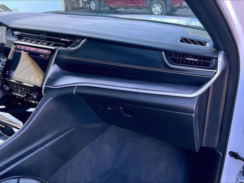 Used 2024 Jeep Grand Cherokee L Limited w/ Luxury Tech Group II image 17