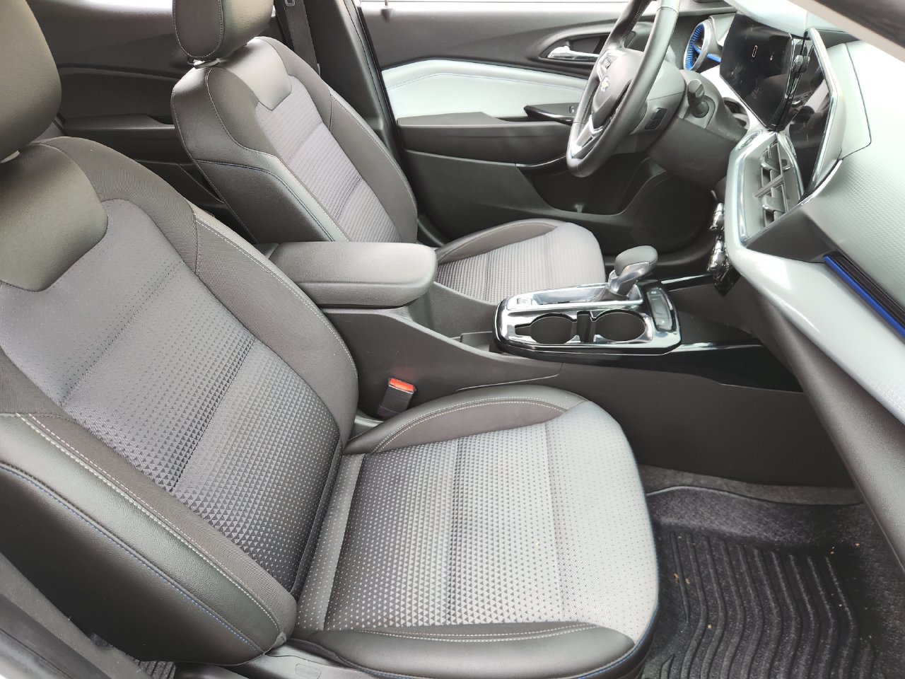 Used 2024 Chevrolet Trax LT w/ Driver Confidence Package FWD image 9