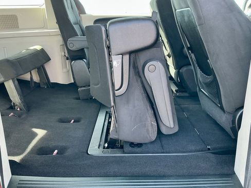Used 2015 Dodge Grand Caravan American Value Package image 25