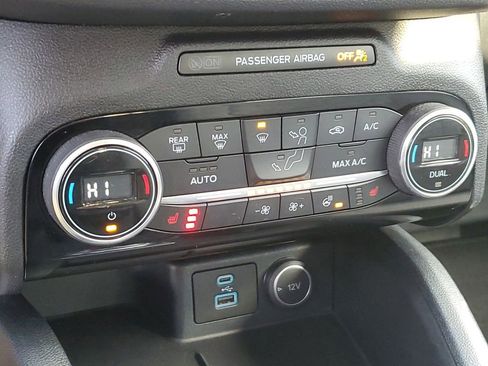 Used 2021 Ford Escape SE w/ SE Sport Appearance Package image 17