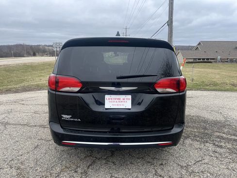 Used 2020 Chrysler Pacifica Touring w/ Cold Weather Group FWD image 4