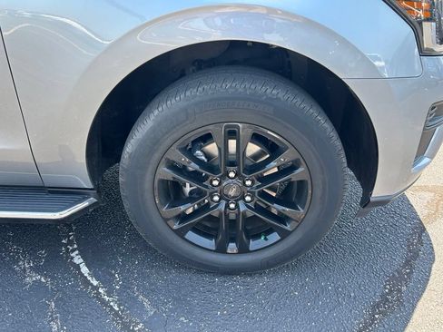Used 2022 Ford Expedition XLT RWD image 2