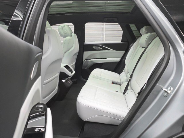 Used 2024 Cadillac Lyriq Luxury AWD/4WD image 18