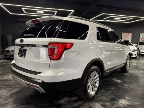 Used 2017 Ford Explorer XLT FWD image 5