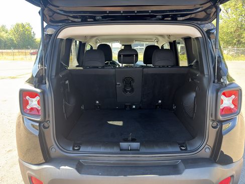 Used 2018 Jeep Renegade Latitude w/ UConnect 8.4 Nav Group AWD/4WD image 10