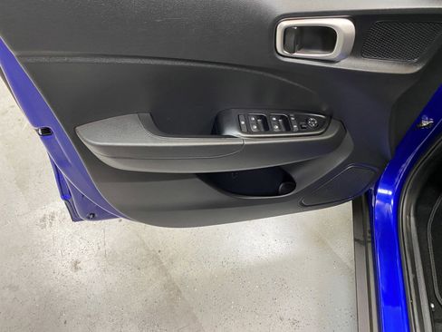 Used 2025 Hyundai Venue SEL FWD image 19