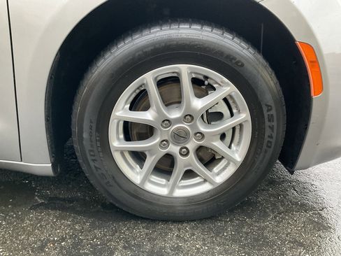 Used 2021 Chrysler Voyager Lxi image 10