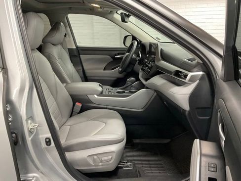 Used 2024 Toyota Highlander XLE AWD/4WD image 23