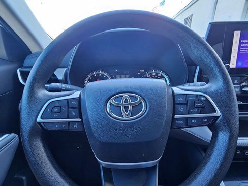 Used 2023 Toyota Highlander L image 11