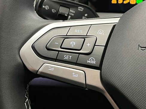 New 2025 Volkswagen Tiguan SE image 25