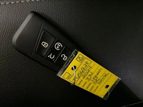 Used 2024 Volkswagen Tiguan SE w/ Panoramic Sunroof Package FWD image 11