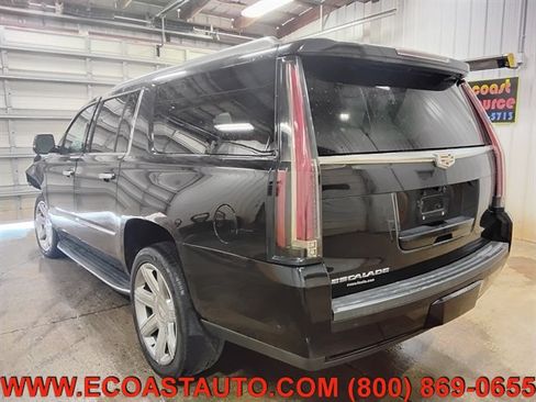 Used 2020 Cadillac Escalade ESV Luxury AWD/4WD image 3