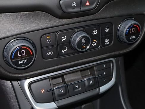 Used 2024 GMC Terrain SLE w/ Driver Convenience Package FWD image 22