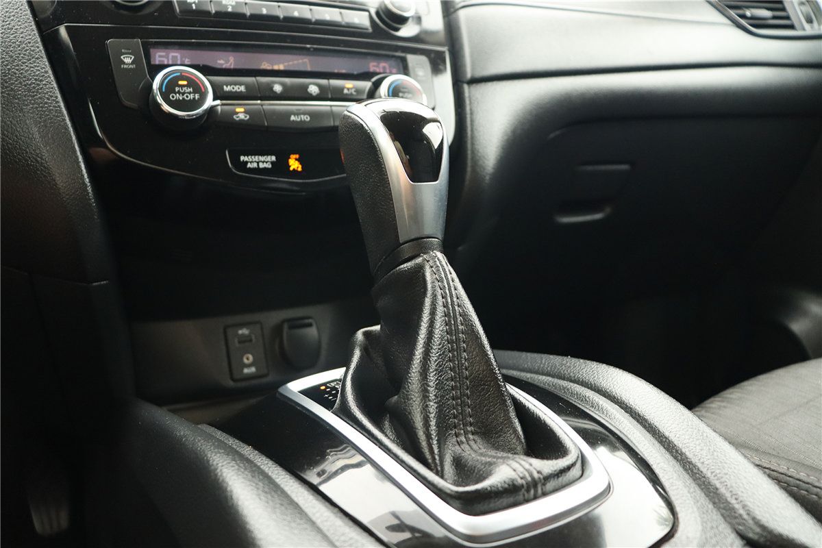 Used 2017 Nissan Rogue SV FWD image 36