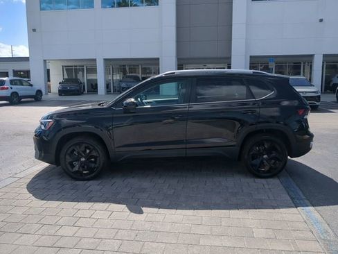 Certified 2025 Volkswagen Taos SE w/ Black Wheel Package image 6