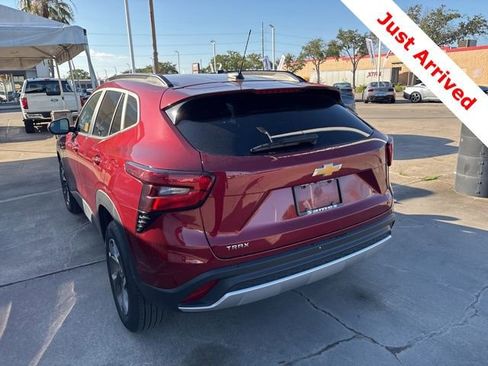 Used 2025 Chevrolet Trax LT FWD image 11