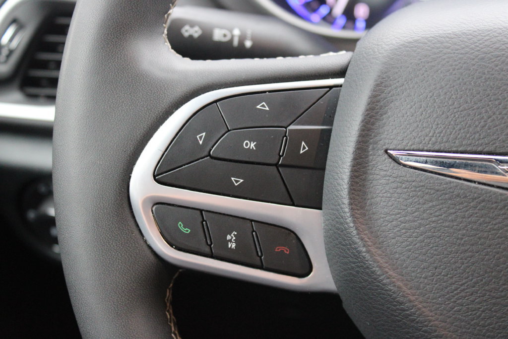 Used 2025 Chrysler Pacifica Select FWD image 13