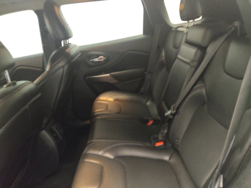 Used 2019 Jeep Cherokee Latitude Plus w/ Comfort/Convenience Group FWD image 18
