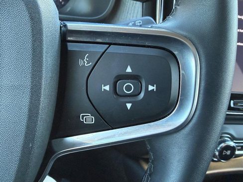 Certified 2025 Volvo XC40 B5 Plus image 19