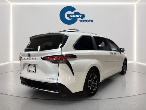 Used 2025 Toyota Sienna Platinum AWD/4WD image 8