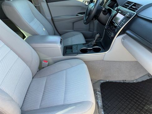 Used 2015 Toyota Camry LE image 10