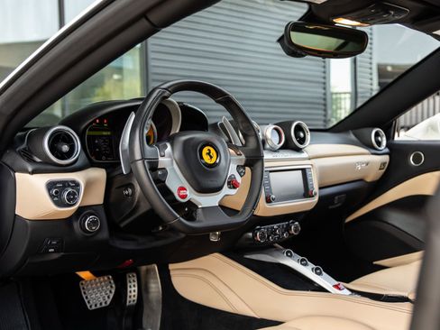 Used 2015 Ferrari California T RWD image 36