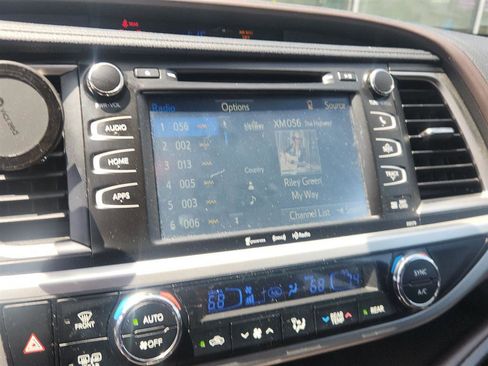 Used 2017 Toyota Highlander XLE w/ Carpet Mat Package AWD/4WD image 20