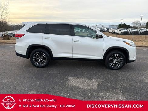 Used 2019 Toyota Highlander LE image 6