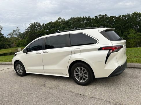 Used 2021 Toyota Sienna XLE w/ XLE Plus Package FWD image 4