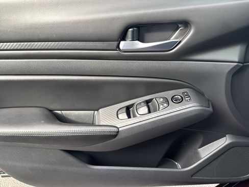 Used 2024 Nissan Altima 2.5 SV image 14