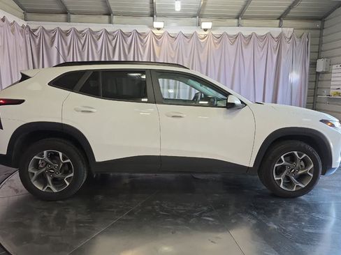 Used 2025 Chevrolet Trax LT FWD image 9