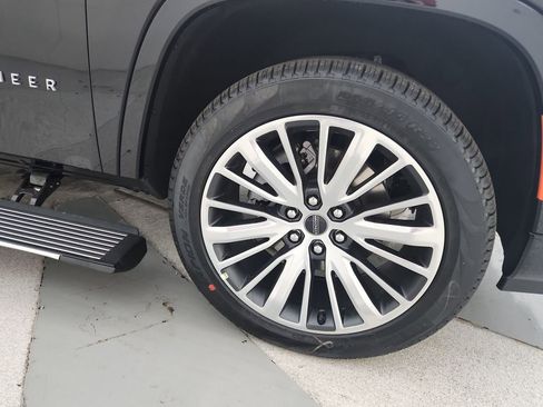 New 2025 Jeep Wagoneer L Series II image 36