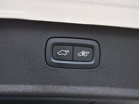 Certified 2025 Volvo XC90 B6 Plus image 28