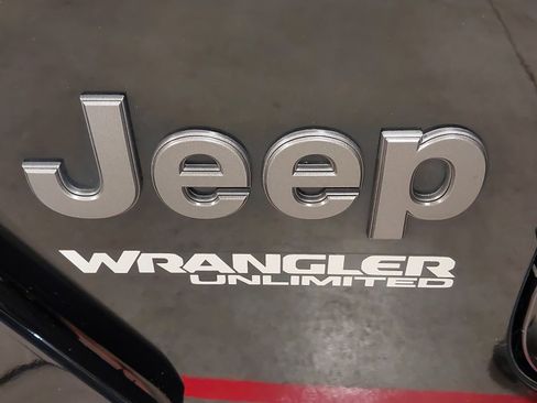 Used 2019 Jeep Wrangler Unlimited Sahara w/ Quick Order Package 24M Moab AWD/4WD image 34