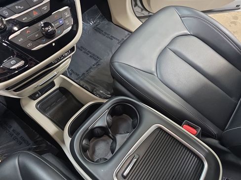 Used 2023 Chrysler Pacifica Touring-L image 26