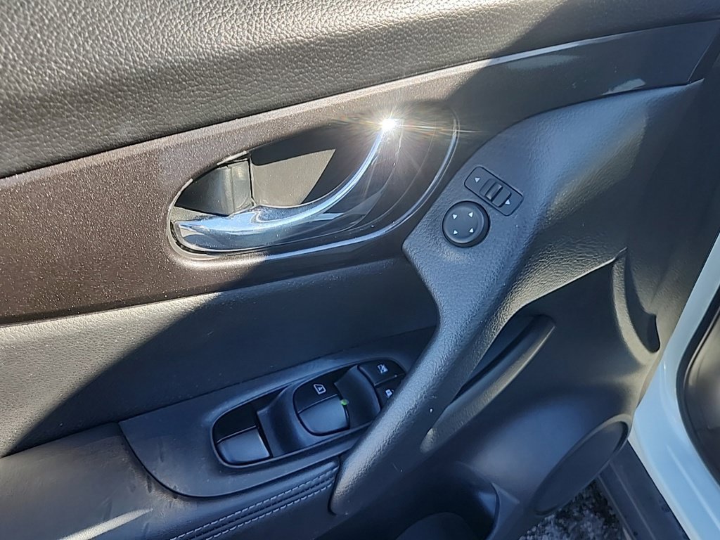Used 2018 Nissan Rogue SV AWD/4WD image 12
