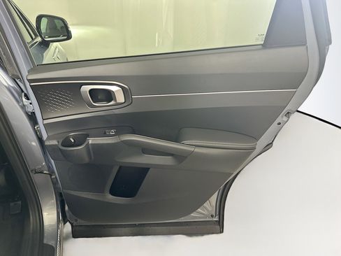 Used 2025 Kia Sorento LX image 29