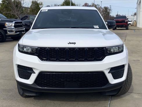 New 2025 Jeep Grand Cherokee Laredo image 2