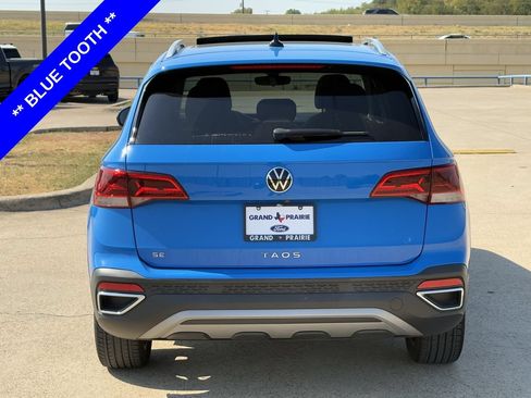 Used 2023 Volkswagen Taos SE w/ Panoramic Sunroof Package FWD image 7