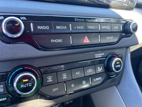 Used 2019 Kia Niro LX image 19