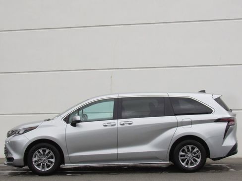 Used 2024 Toyota Sienna LE AWD/4WD image 4