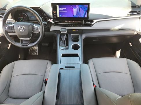 Used 2025 Toyota Sienna XLE FWD image 23
