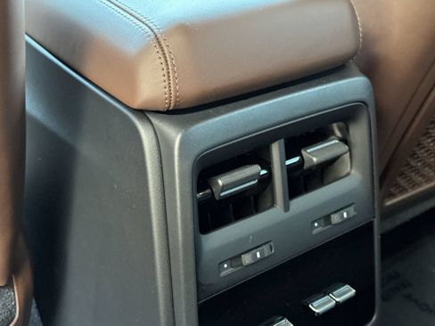 Certified 2025 Porsche Macan 4S Electric AWD/4WD image 15