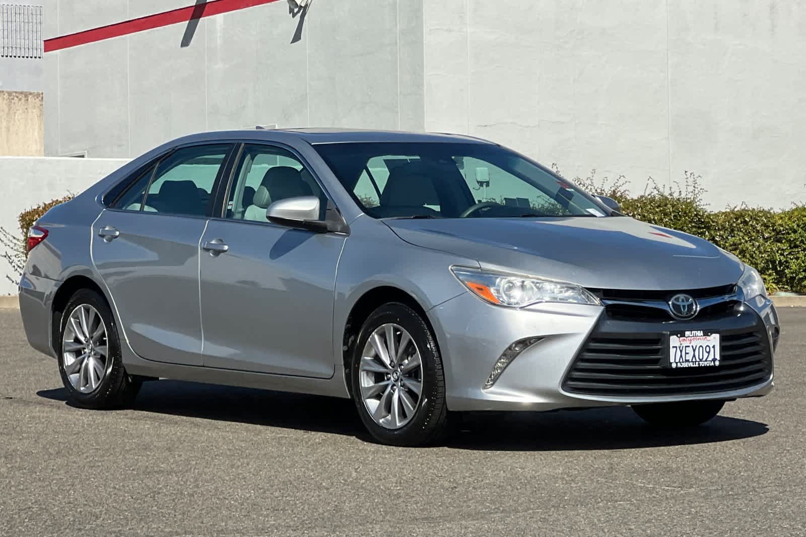 Used 2017 Toyota Camry XLE w/ Moonroof Package FWD image 5
