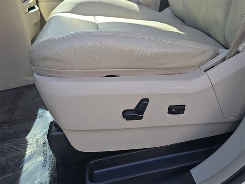 Used 2012 Chrysler Town & Country Touring-L w/ Premium Group image 18