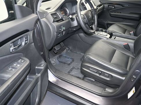 Used 2017 Honda Pilot Touring image 11
