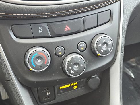Used 2021 Chevrolet Trax LT w/ Premium Seat Package AWD/4WD image 26