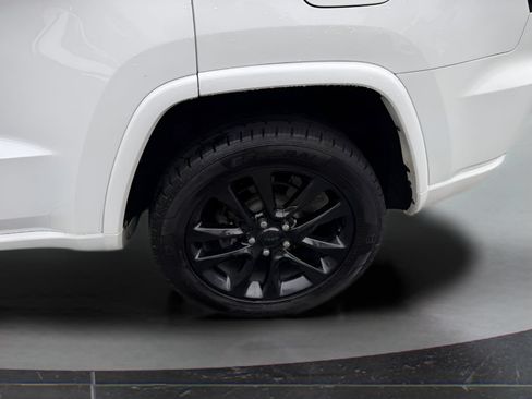 Used 2018 Jeep Grand Cherokee Altitude AWD/4WD image 11