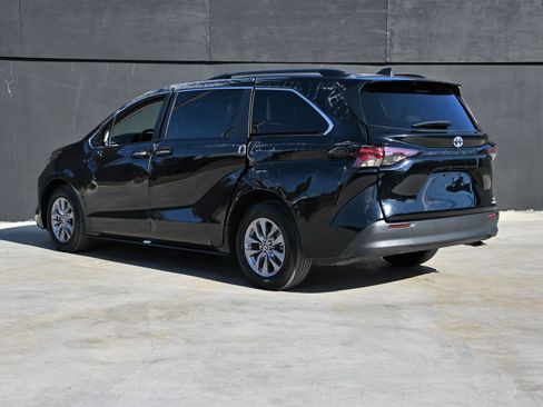 Used 2024 Toyota Sienna XLE image 3
